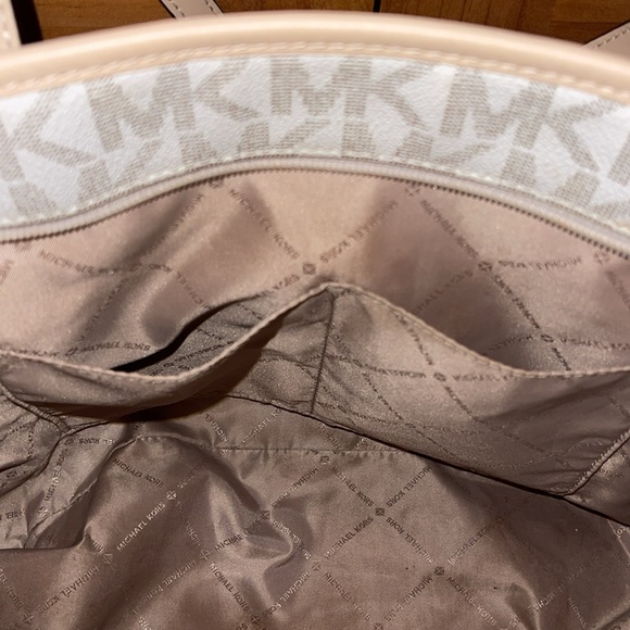 Michael Kors Signature Jet Set Purse - very good used condition. - Picture 11 of 13